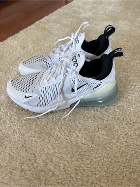 Nike White/Black Air-cushioned Athletic Sneakers